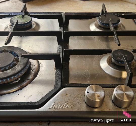 כיריים גז עם ארבעה מבערים וכפתורי שליטה